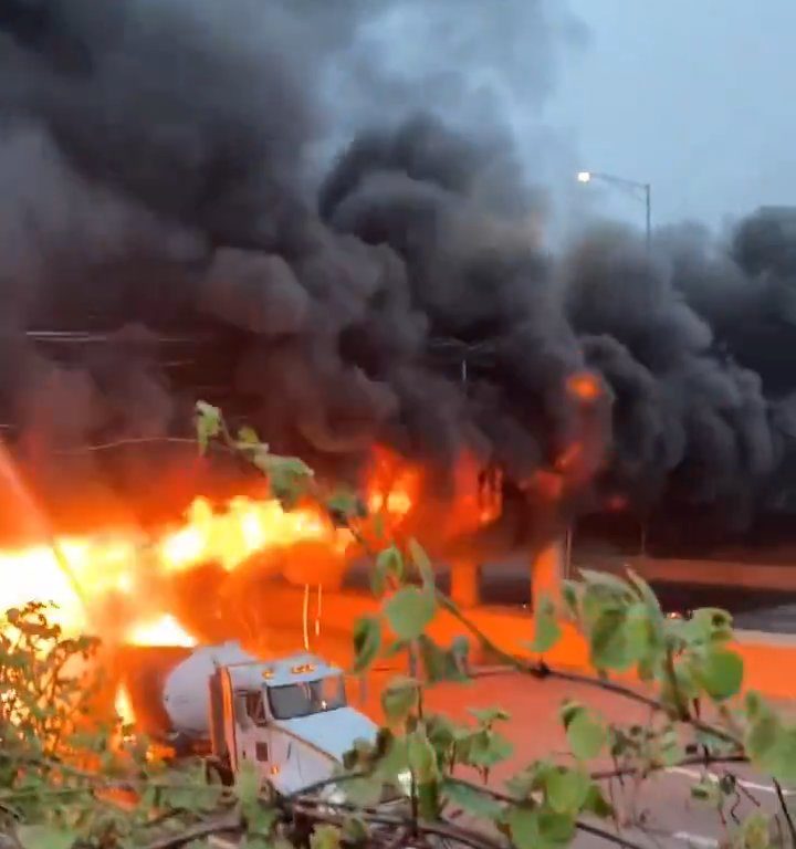 Inferno in autostrada, cisterna si ribalta ed esplode: palla di fuoco in cielo