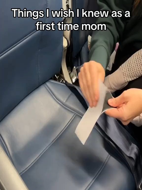 Madre incolla neonato al sedile dell'aereo col velcro: critiche e applausi