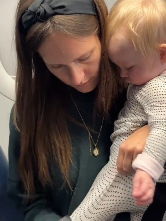 Madre incolla neonato al sedile dell'aereo col velcro: critiche e applausi